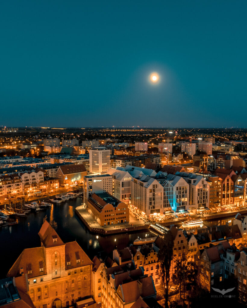 Nocny Gdańsk z drona